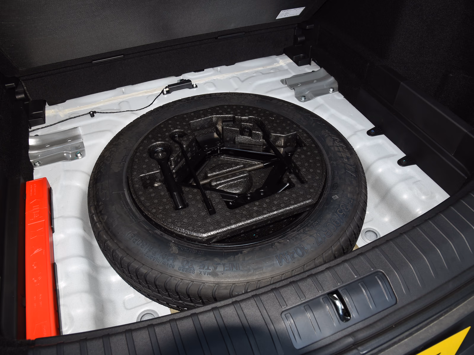 BAIC Beijing X7 — ниша с запасным колесом