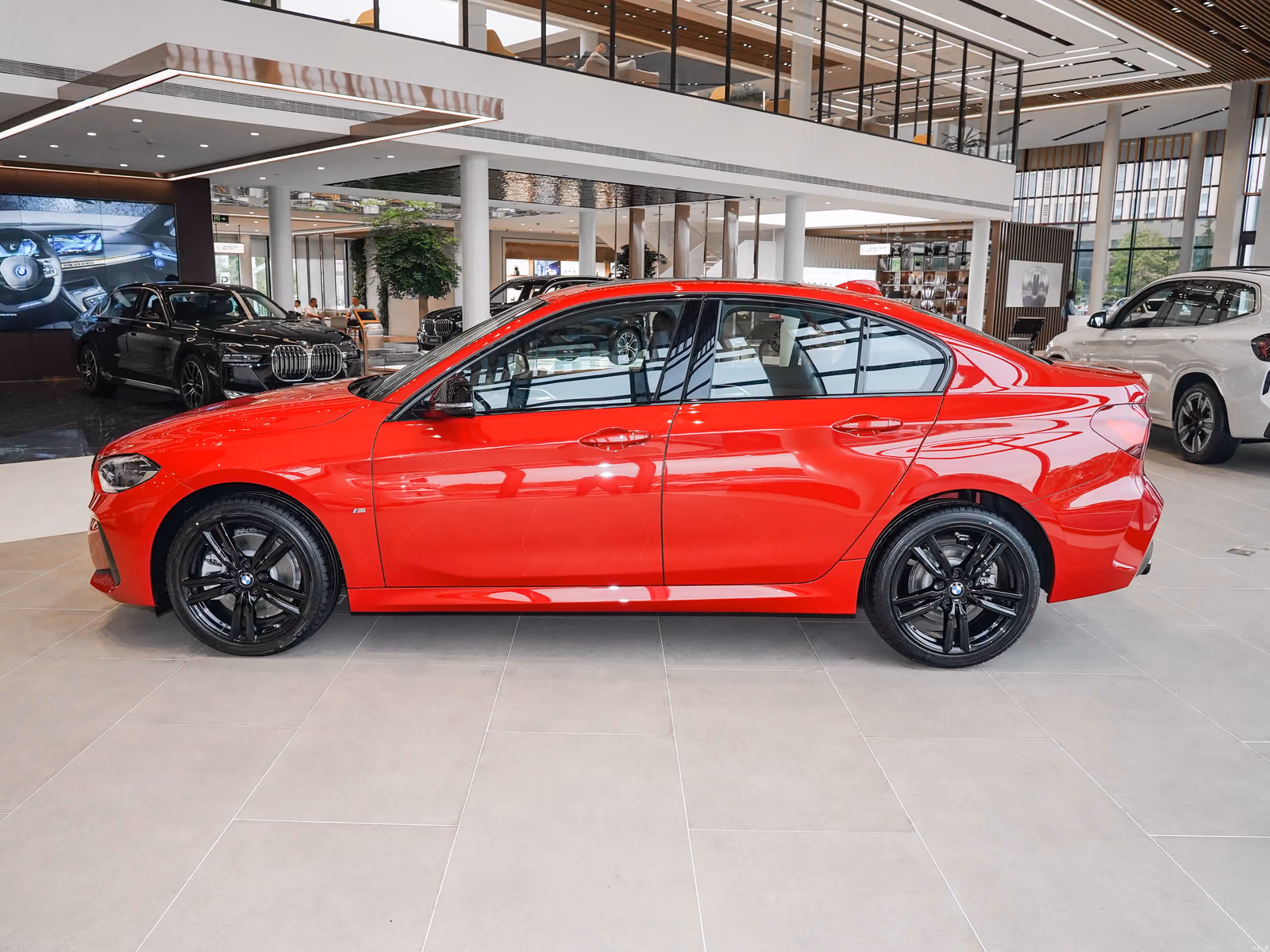 BMW 1 серии седан — профиль
