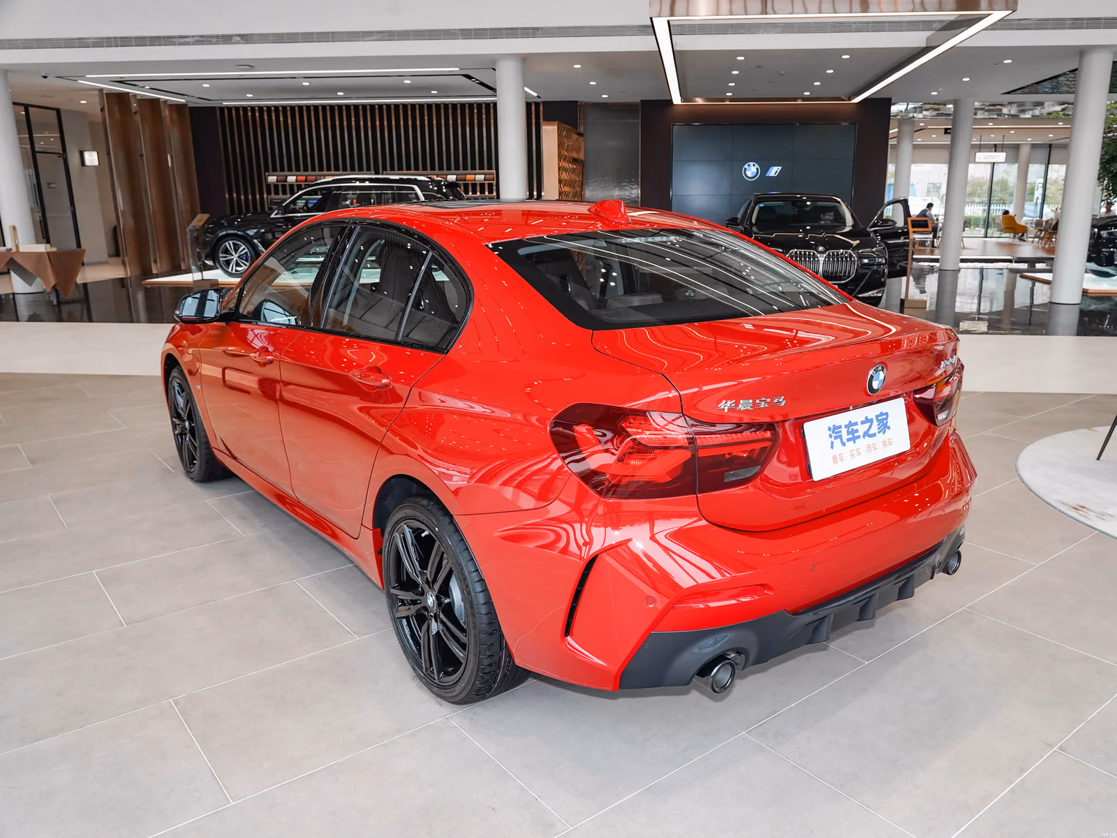 BMW 1 серии седан — сзади в три четверти