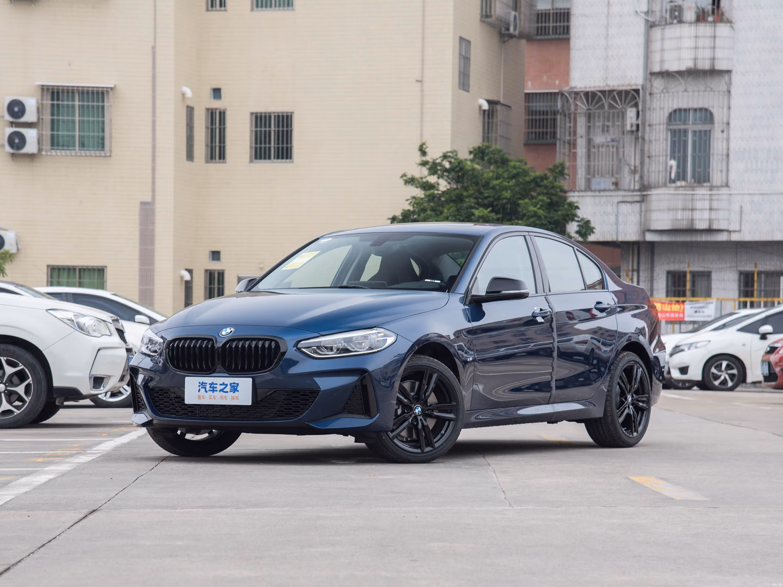 Синий BMW 1 серии седан — спереди в три четверти