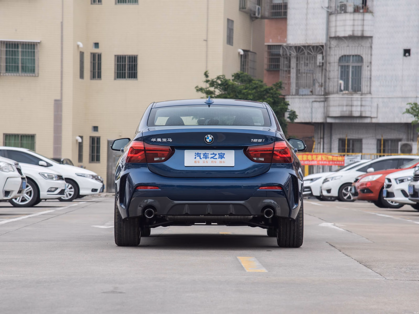 Синий BMW 1 серии седан — вид сзади