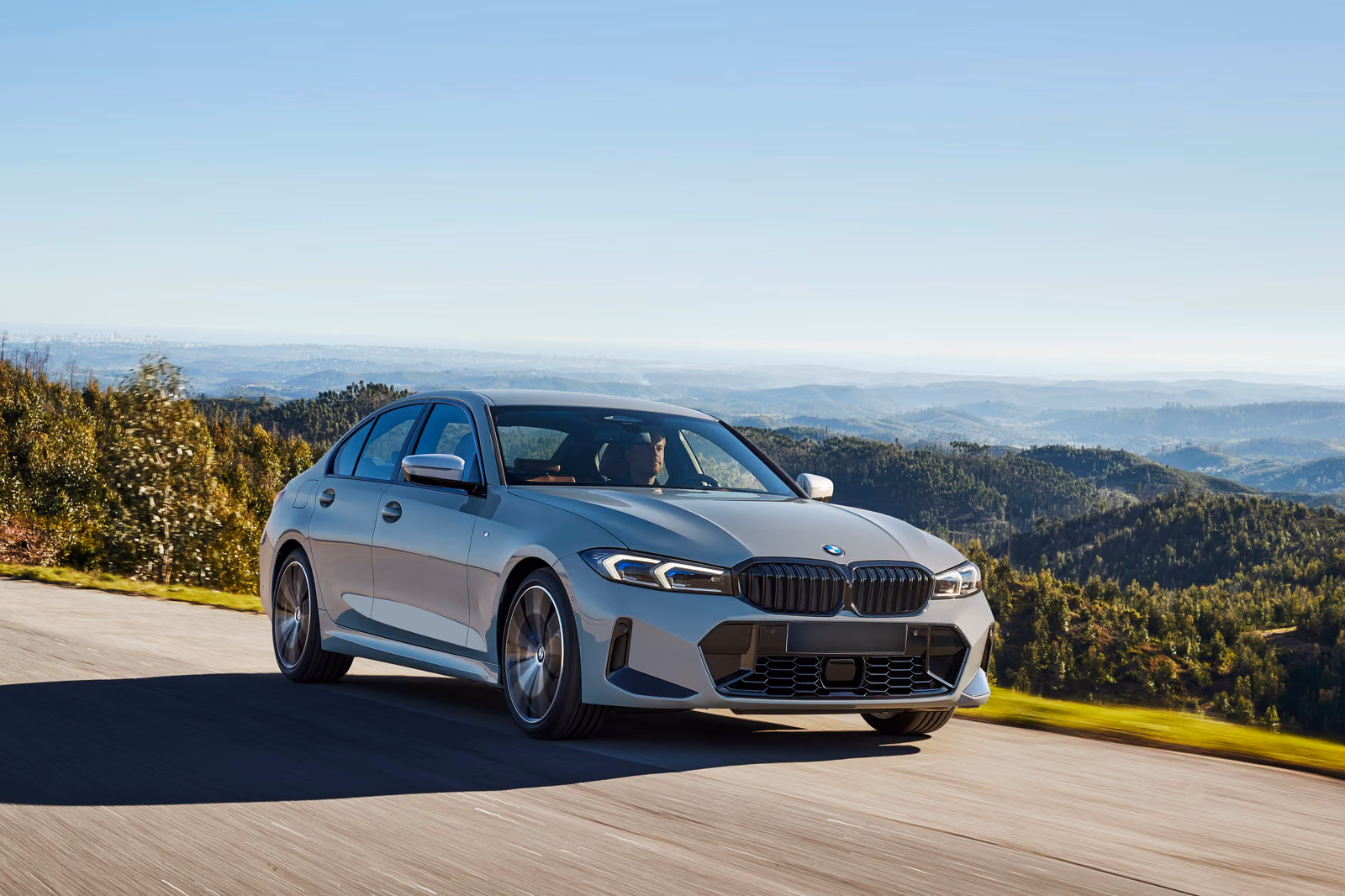 BMW 3 Series — рестайлинг G20, серый седан на горной дороге