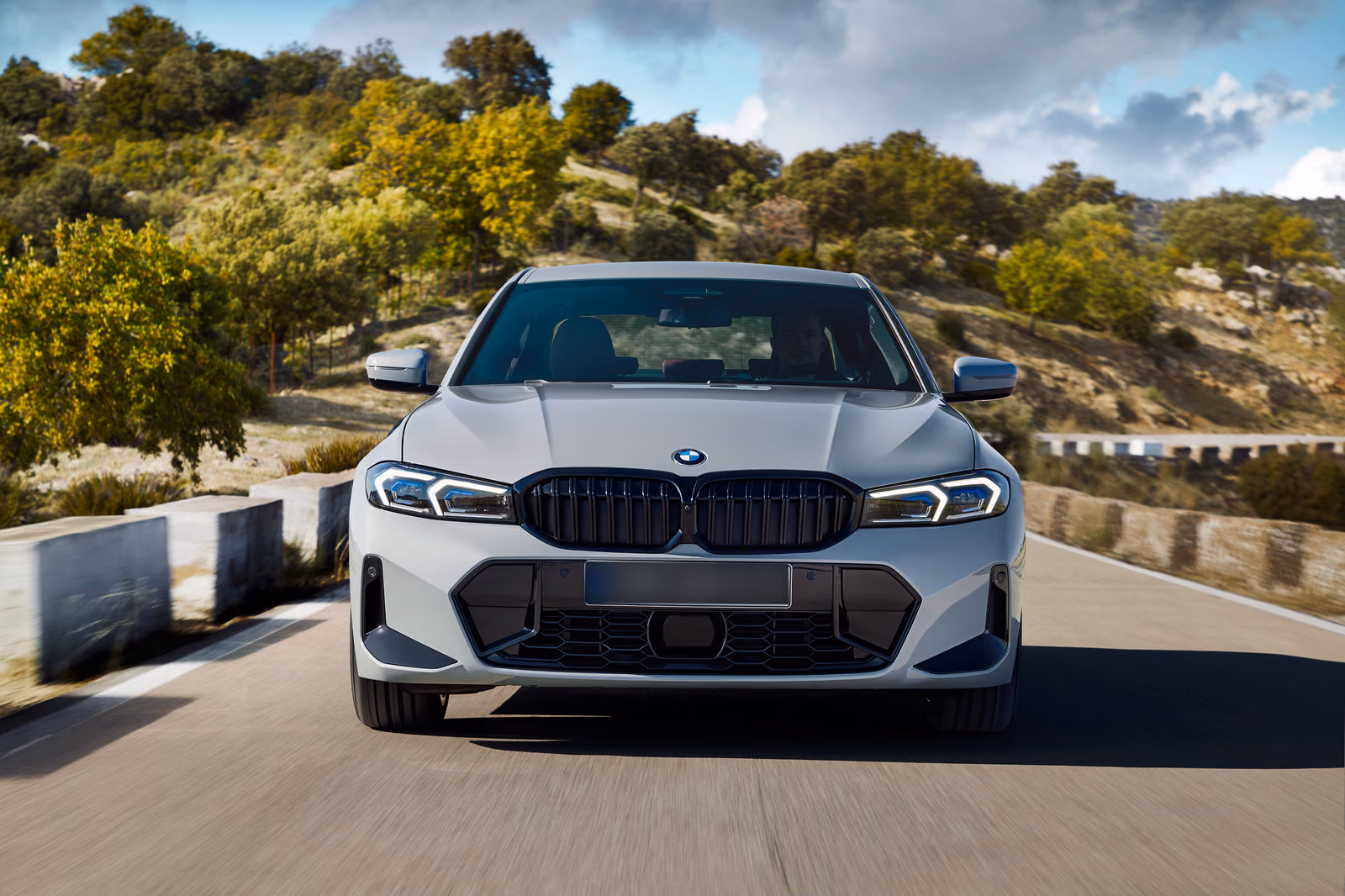 BMW 3 Series — вид строго спереди с новой оптикой