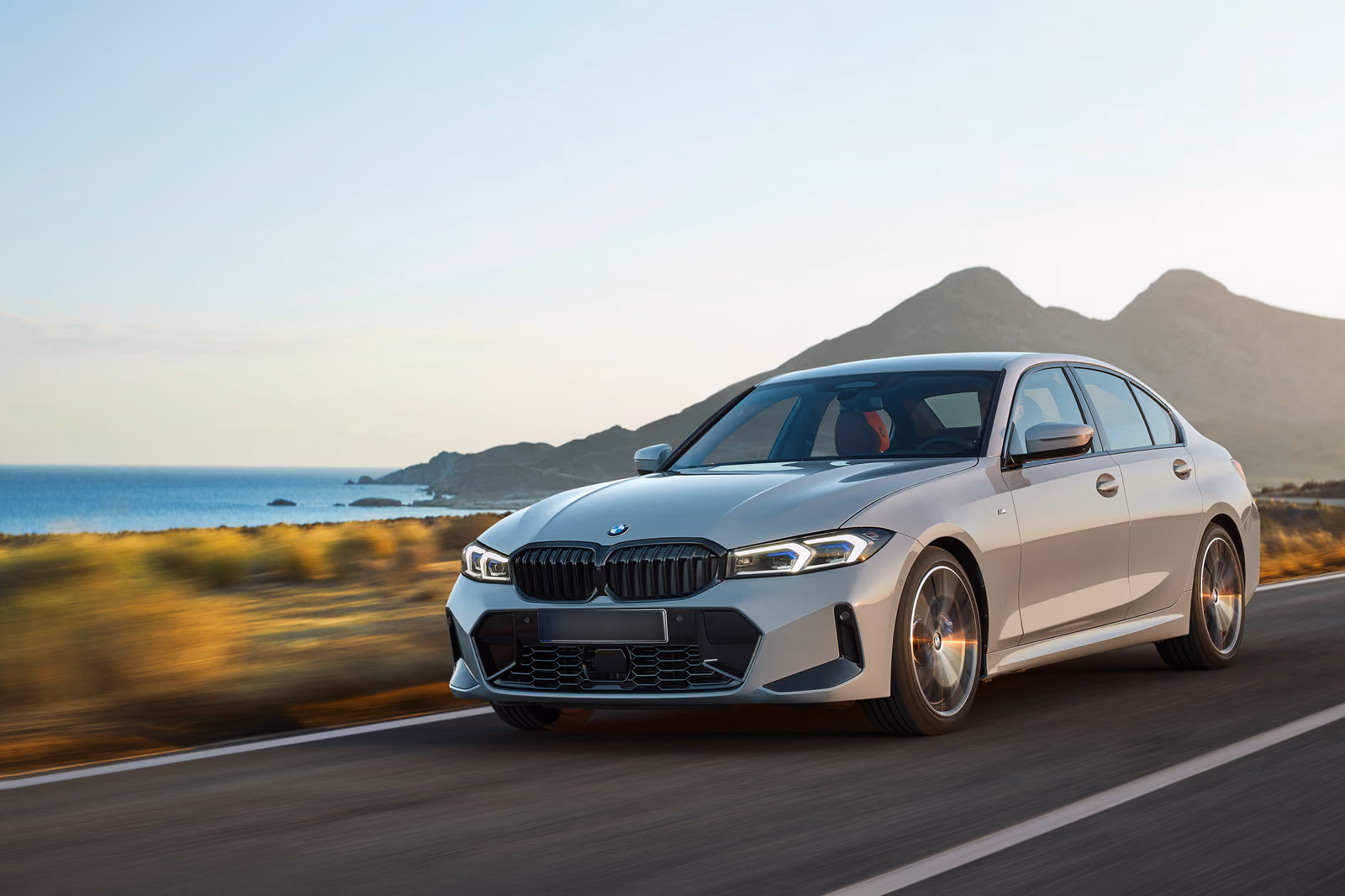 BMW 3 Series — спереди в три четверти у моря