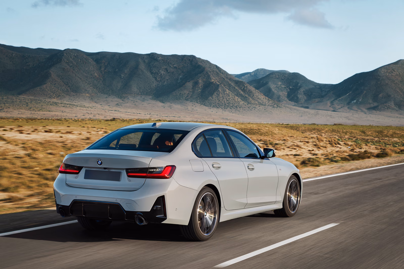 BMW 3 Series — вид сзади на пустынной дороге