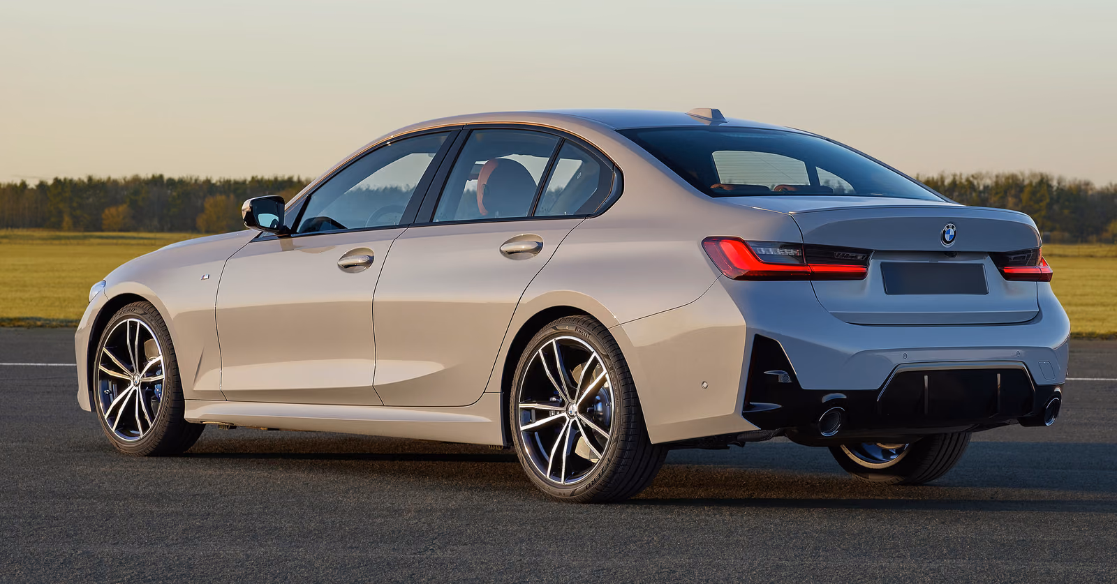 BMW 3 Series — сзади в три четверти на аэродроме