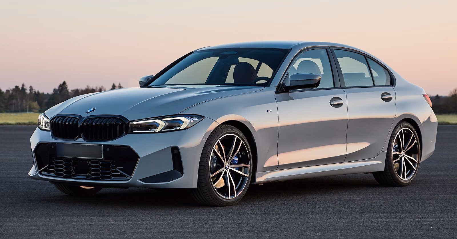 BMW 3 Series — спереди в три четверти на закате