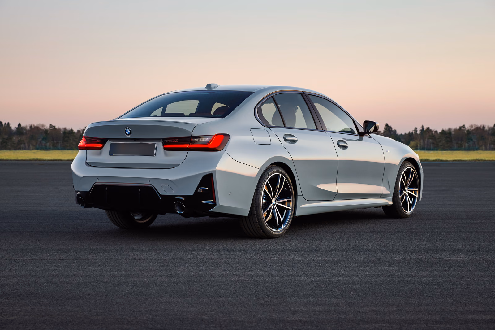 BMW 3 Series — вид сзади со светодиодными фонарями