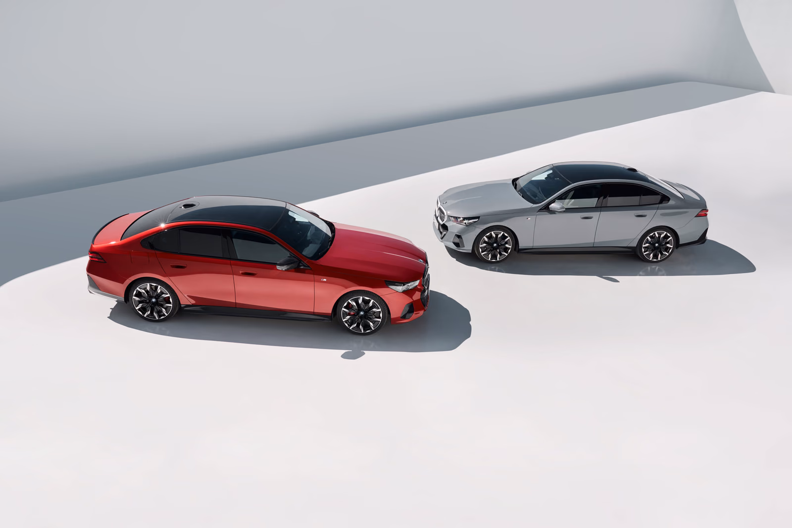 BMW 5 Series — два седана в студии, вид сверху