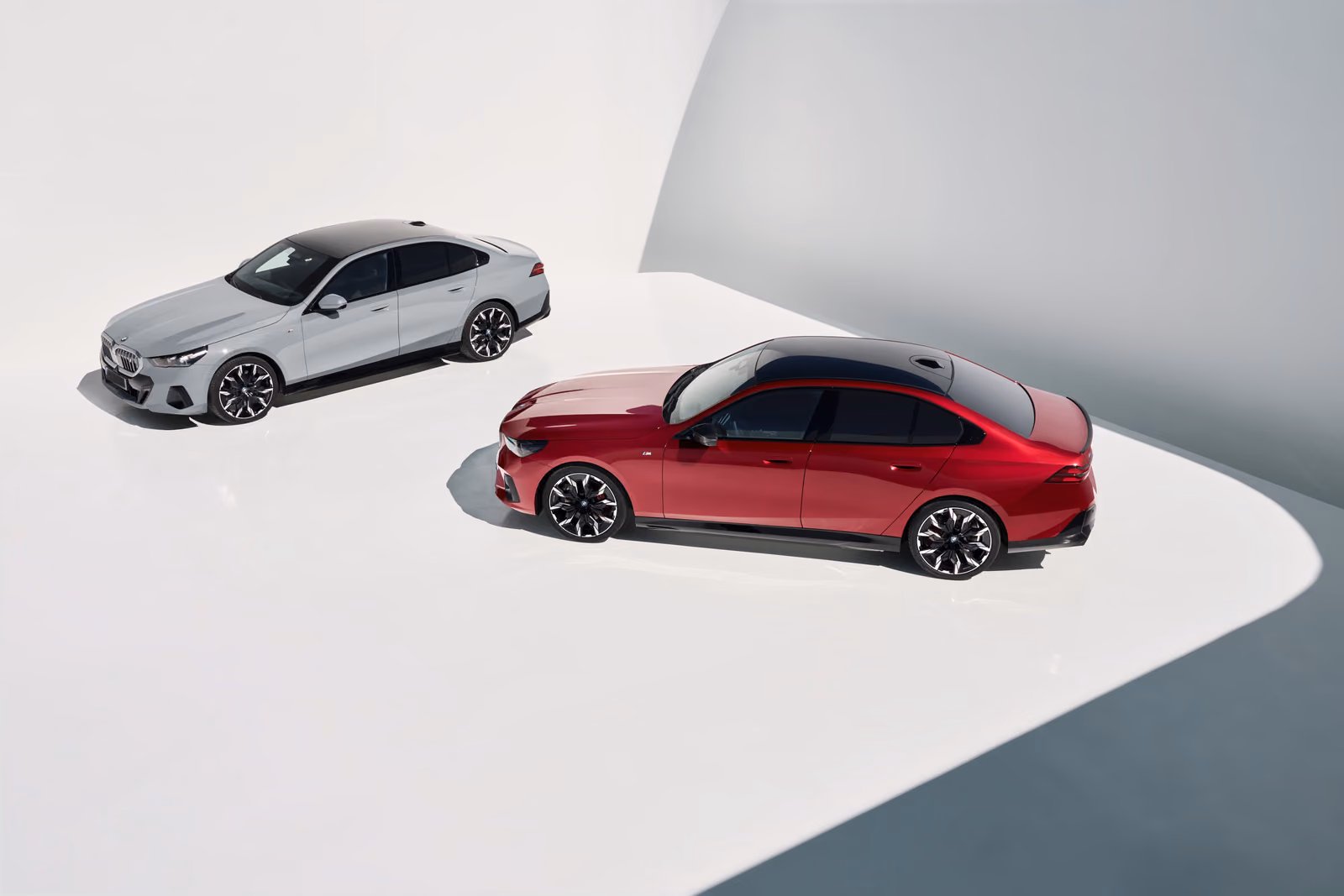 BMW 5 Series — два седана в студии с противоположной стороны
