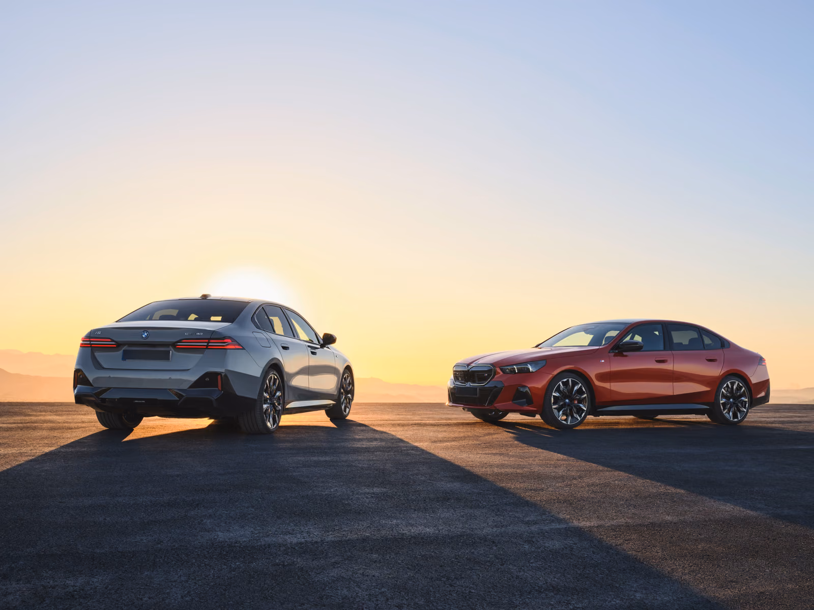 BMW 5 Series — вид сзади на закате