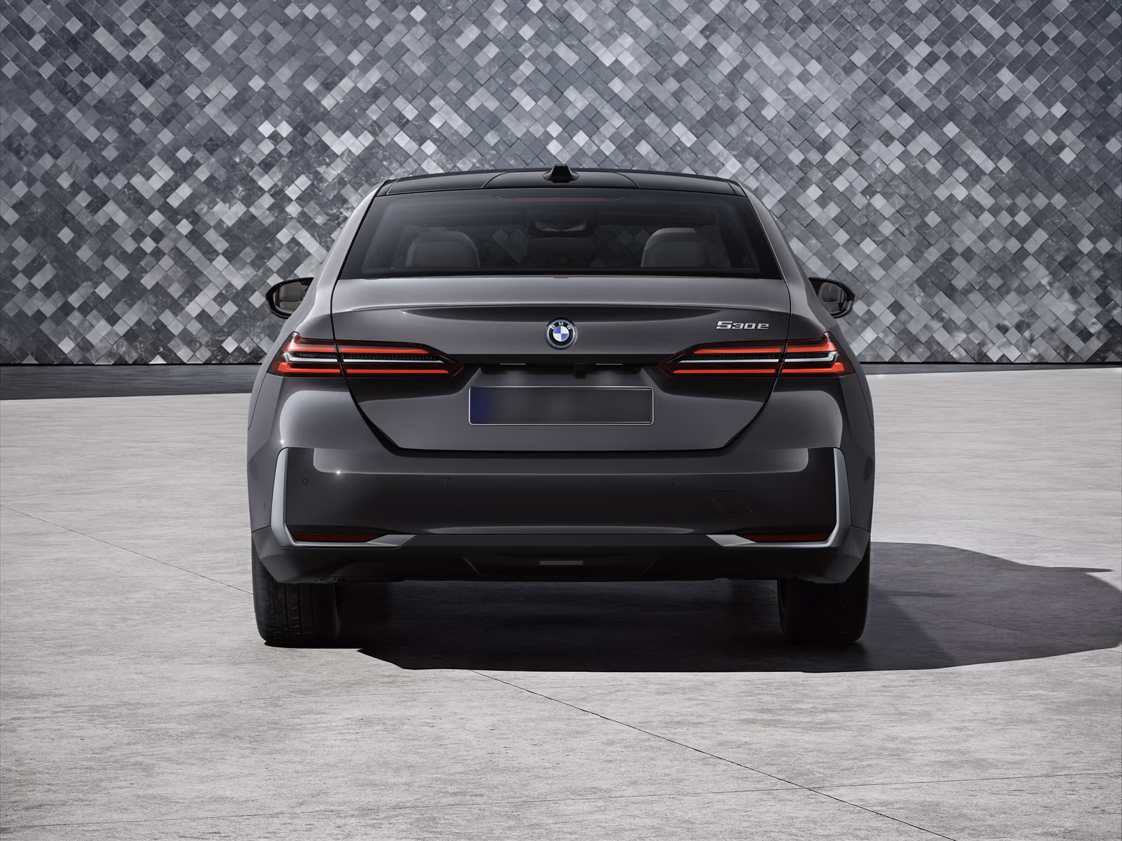 BMW 530e — вид строго сзади