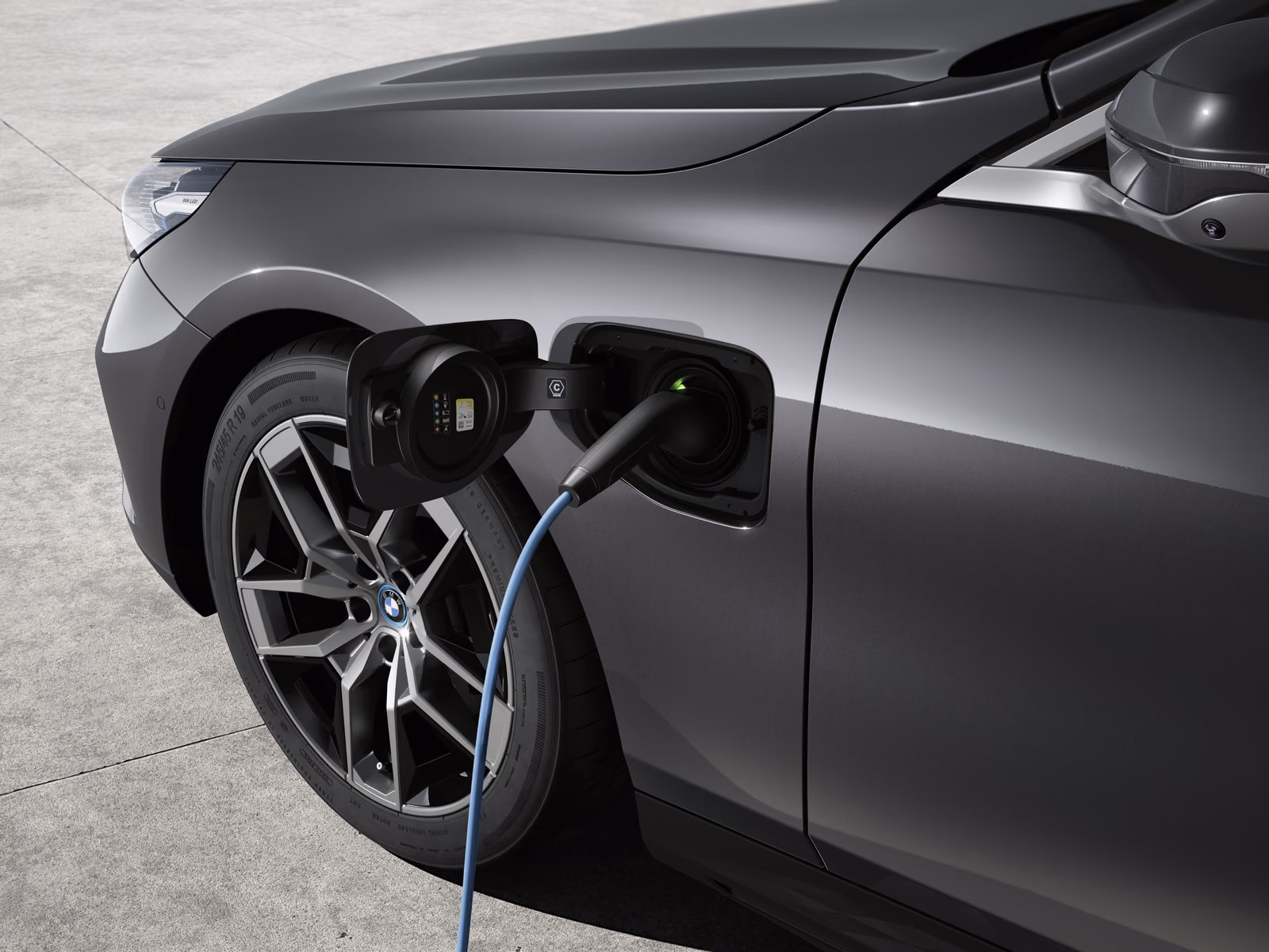 BMW 530e — зарядный порт с подключённым кабелем