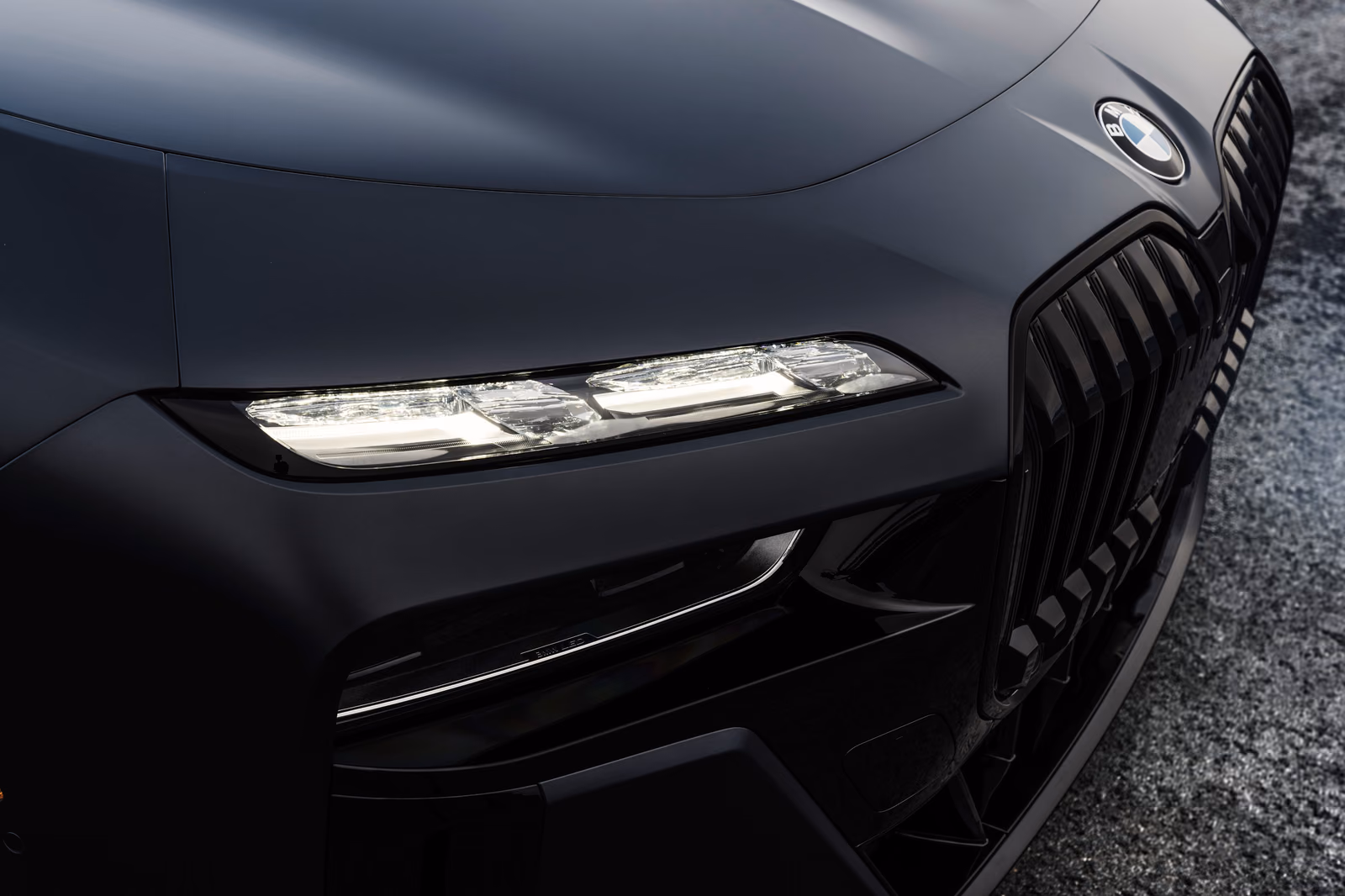 Раздельная передняя оптика и решётка BMW 7 серии