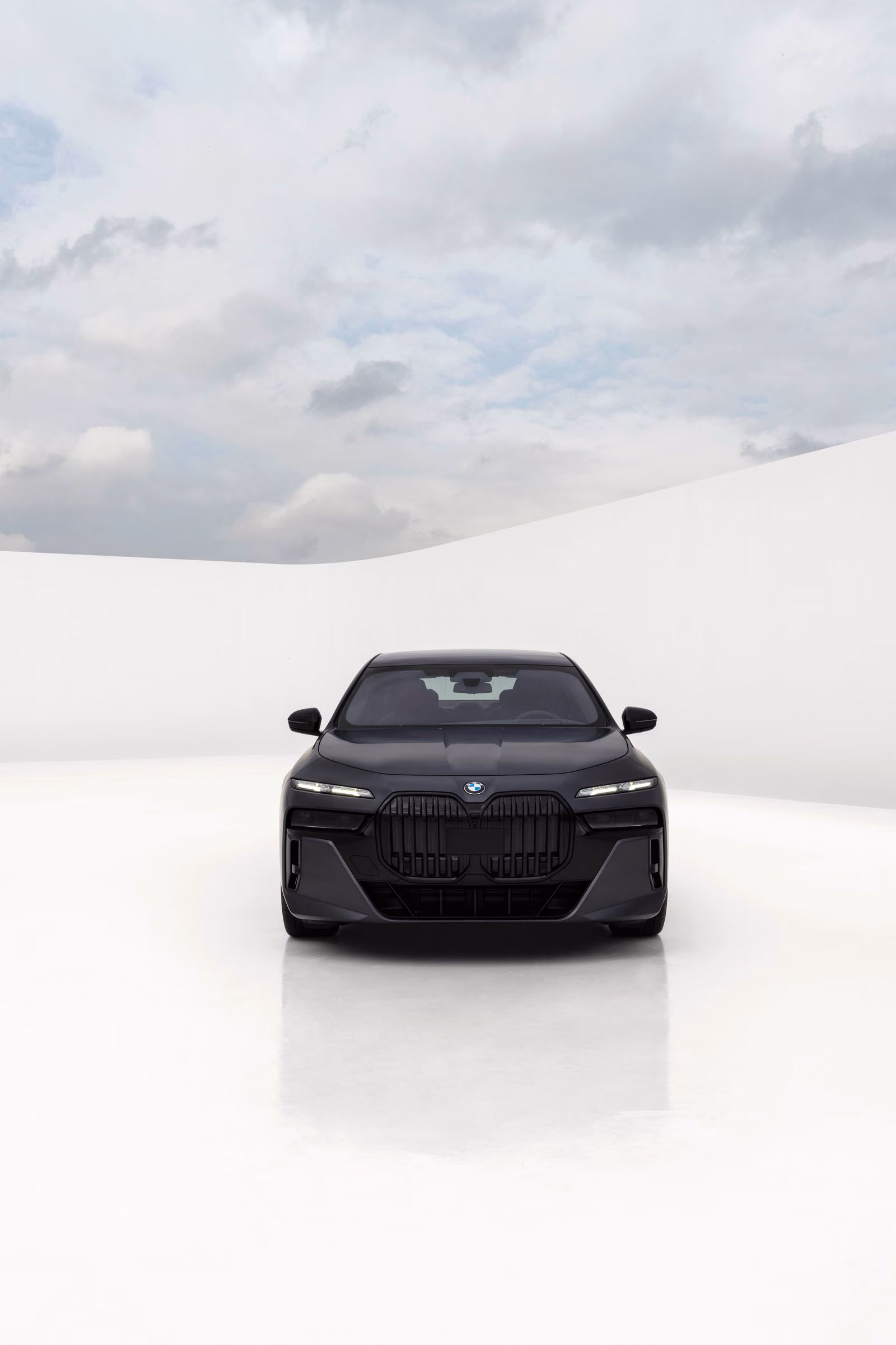 BMW 7 серии G70 спереди в светлой студии
