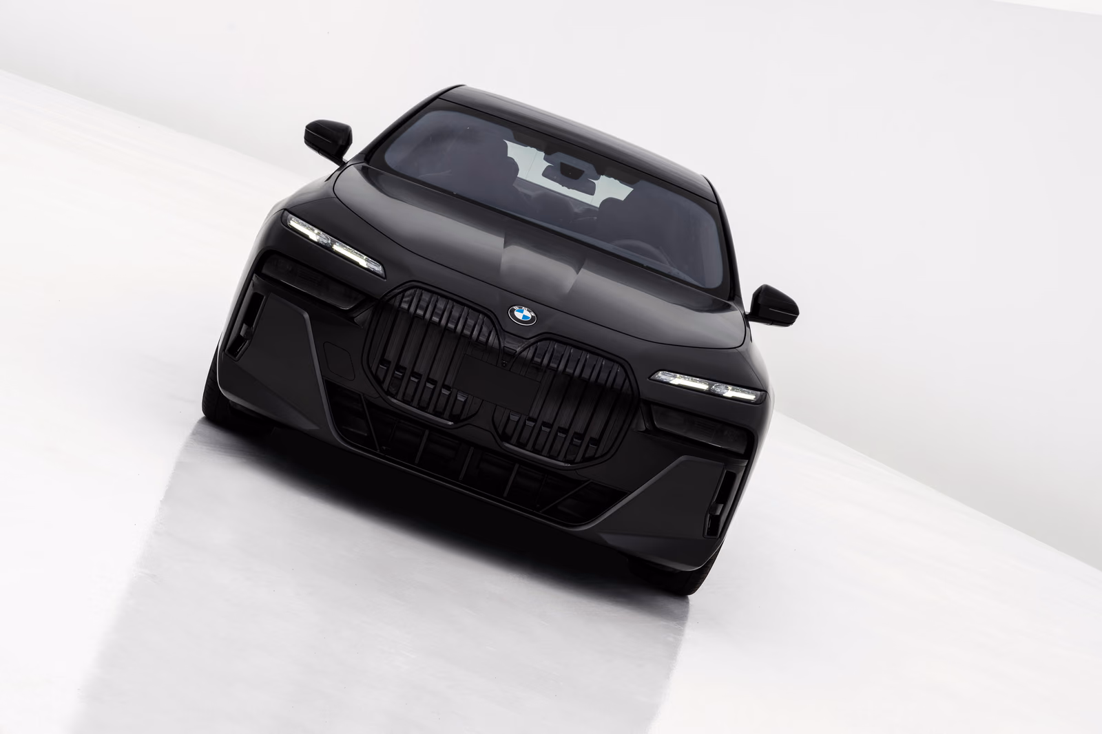 Передняя часть BMW 7 Series G70 в студии