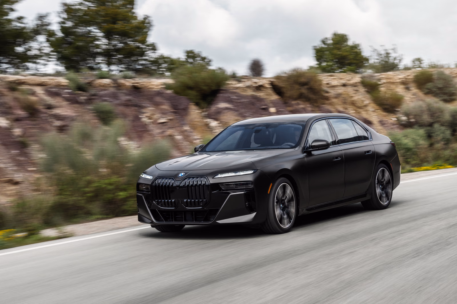 BMW 7 серии G70 на горной дороге