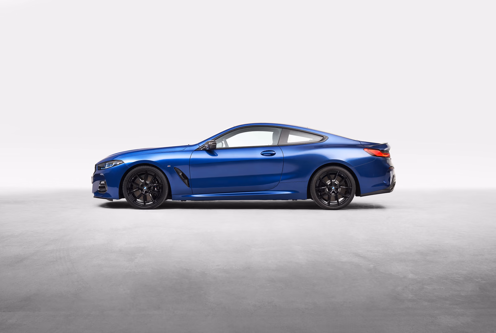 Синяя BMW 8 серии Coupe в профиль