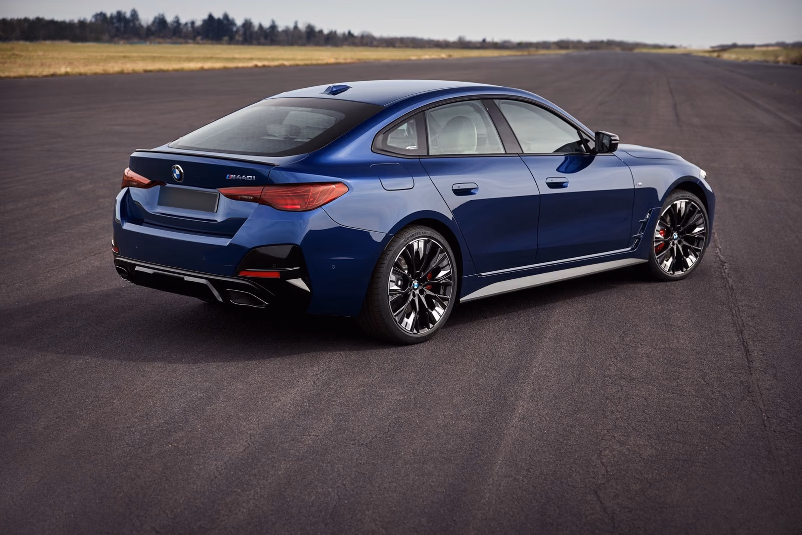 BMW i4 — спереди в три четверти