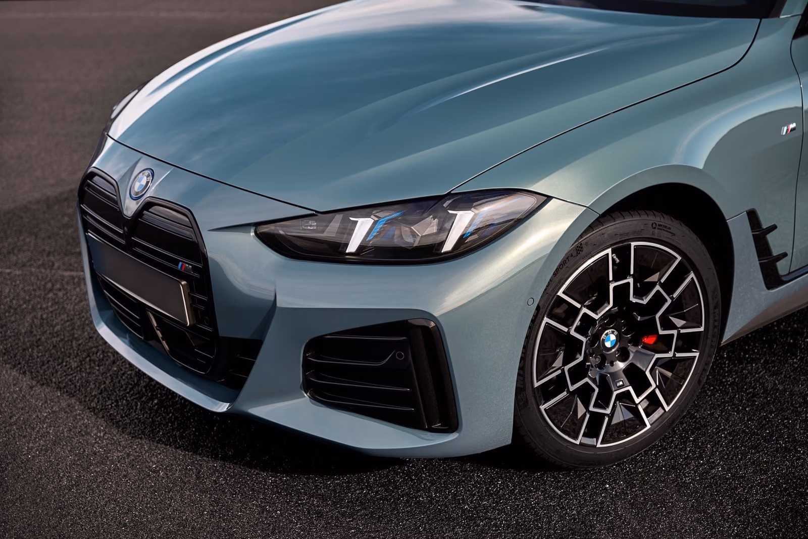 BMW i4 — вид сзади в три четверти