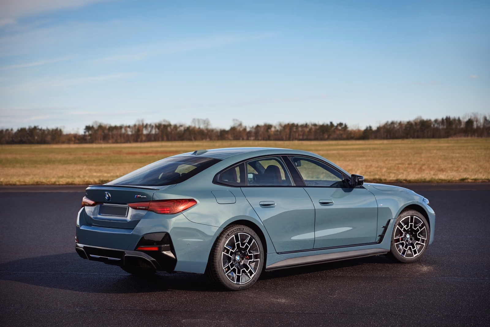 BMW i4 — вид сбоку