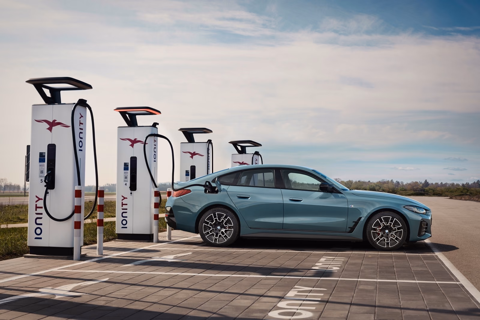 BMW i4 — вид спереди