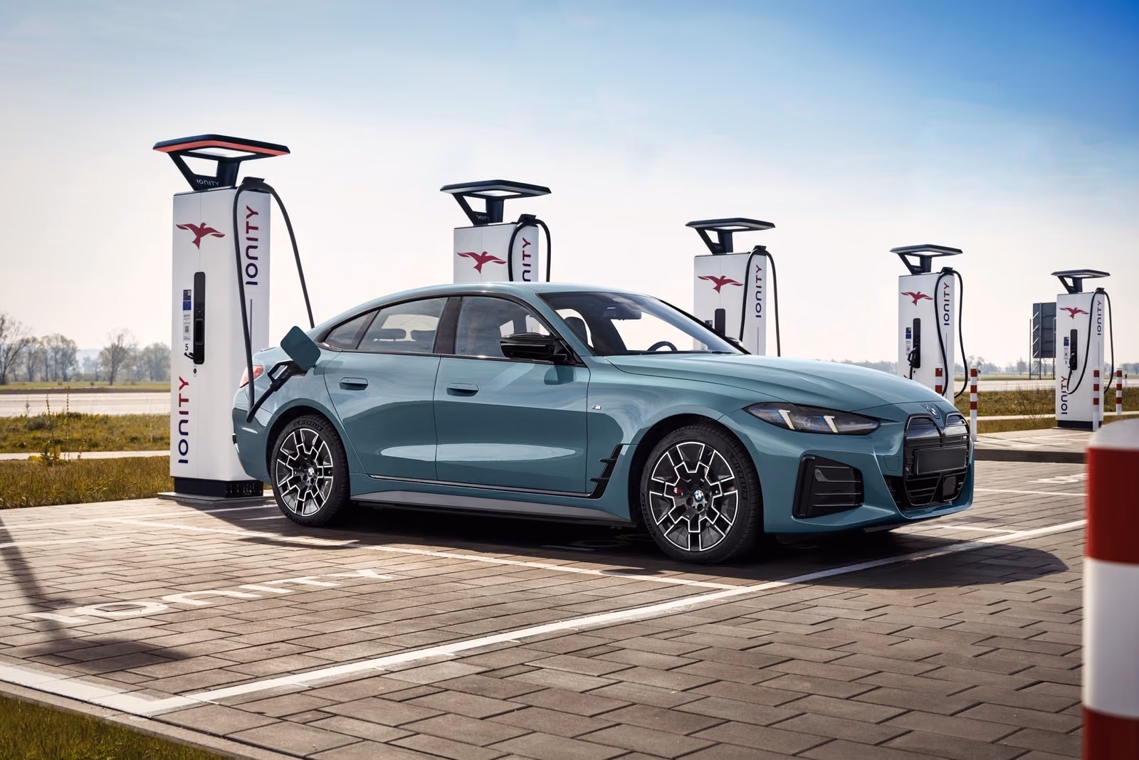 BMW i4 — в движении