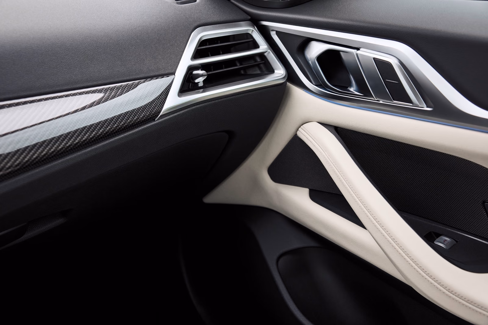 BMW i4 — передняя панель и руль