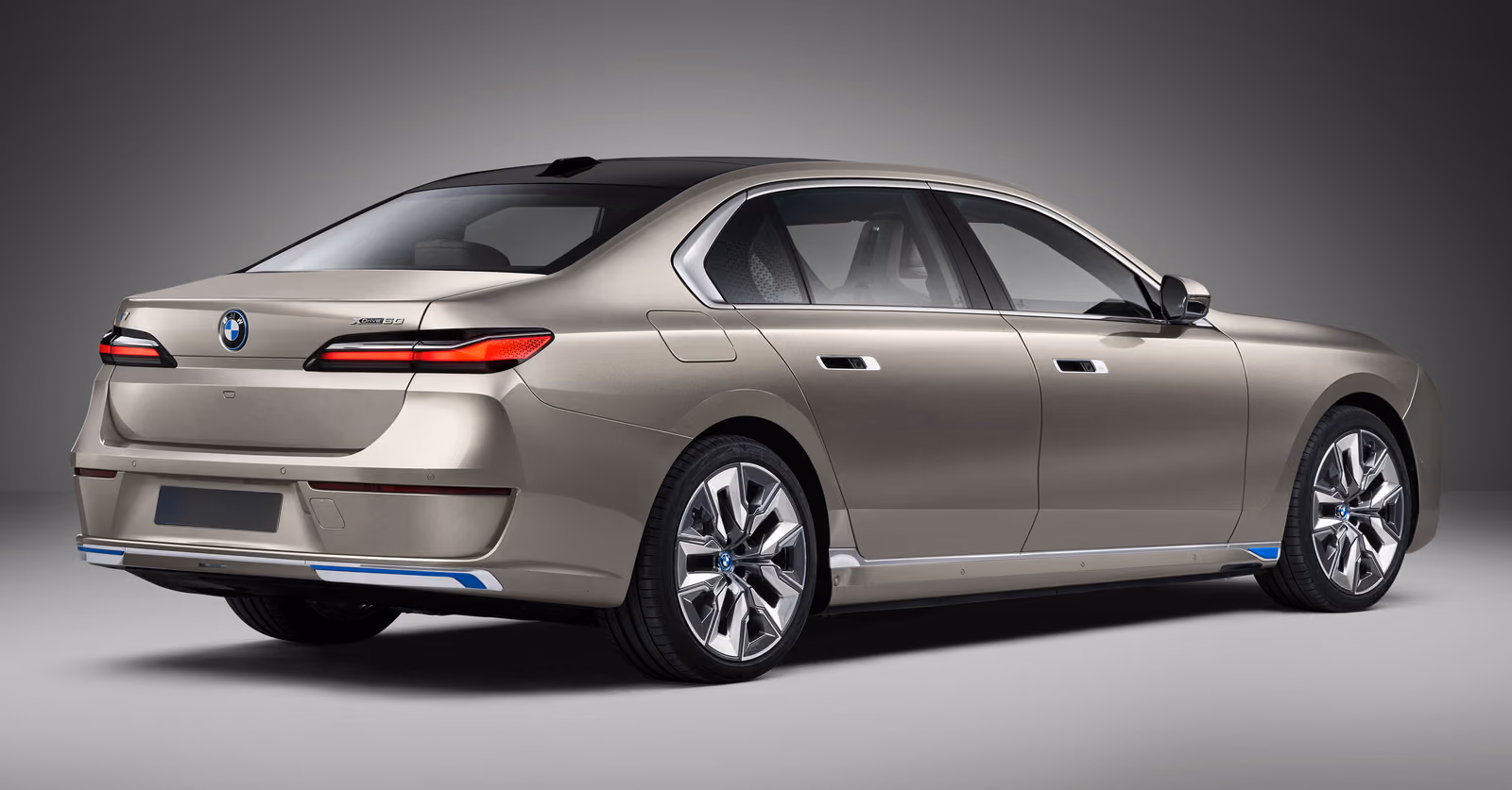 BMW i7 — вид сзади в три четверти в студии