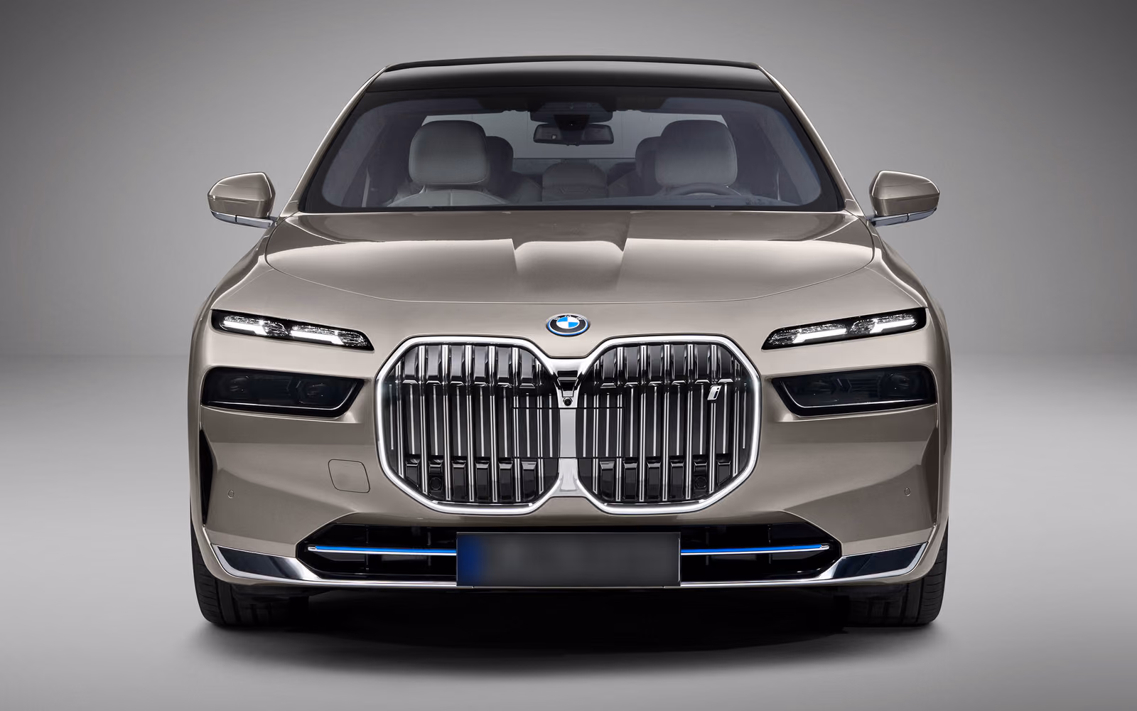 BMW i7 — вид строго спереди с подсвеченной решёткой