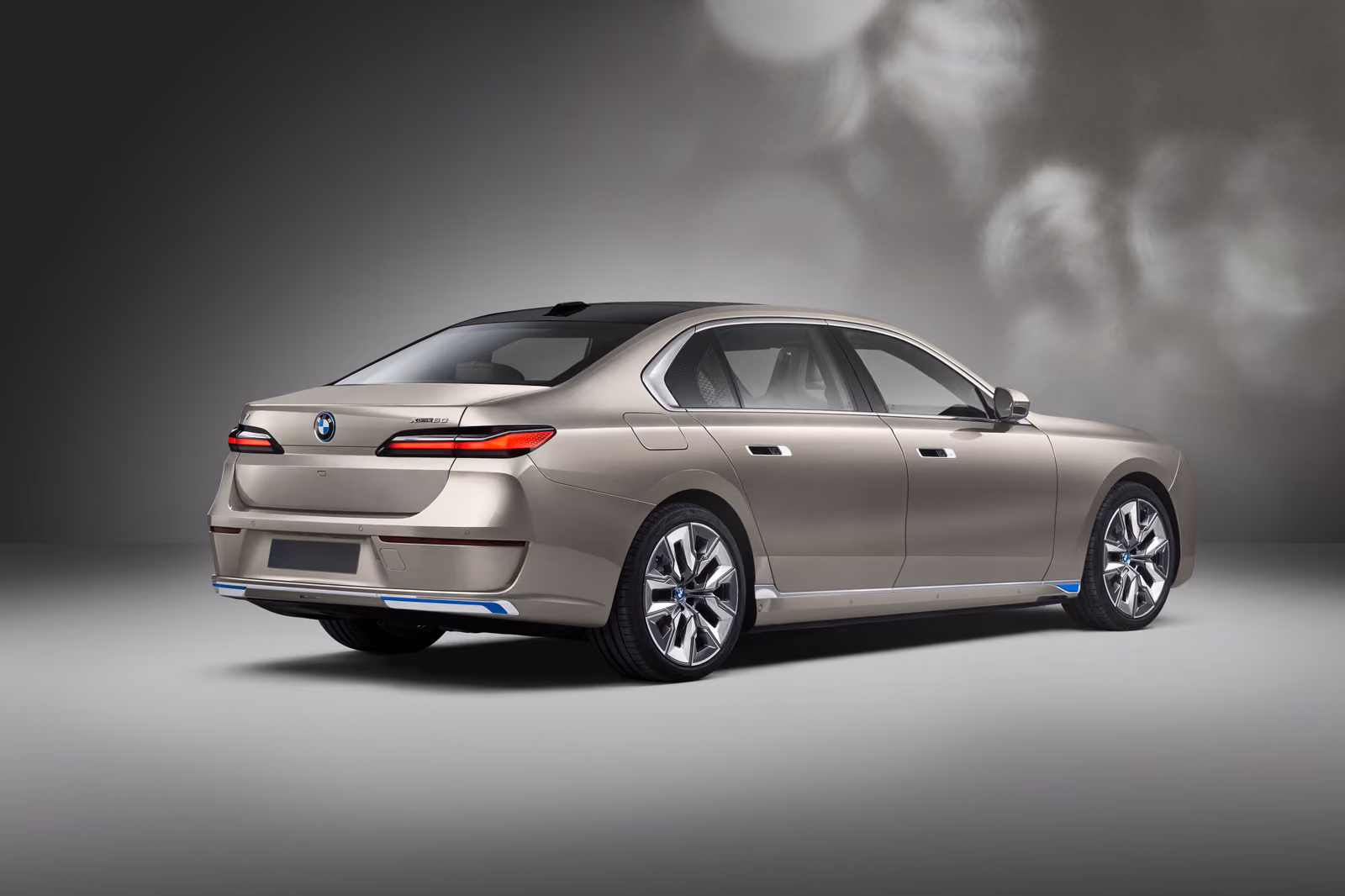 BMW i7 — вид сзади в тёмной студии