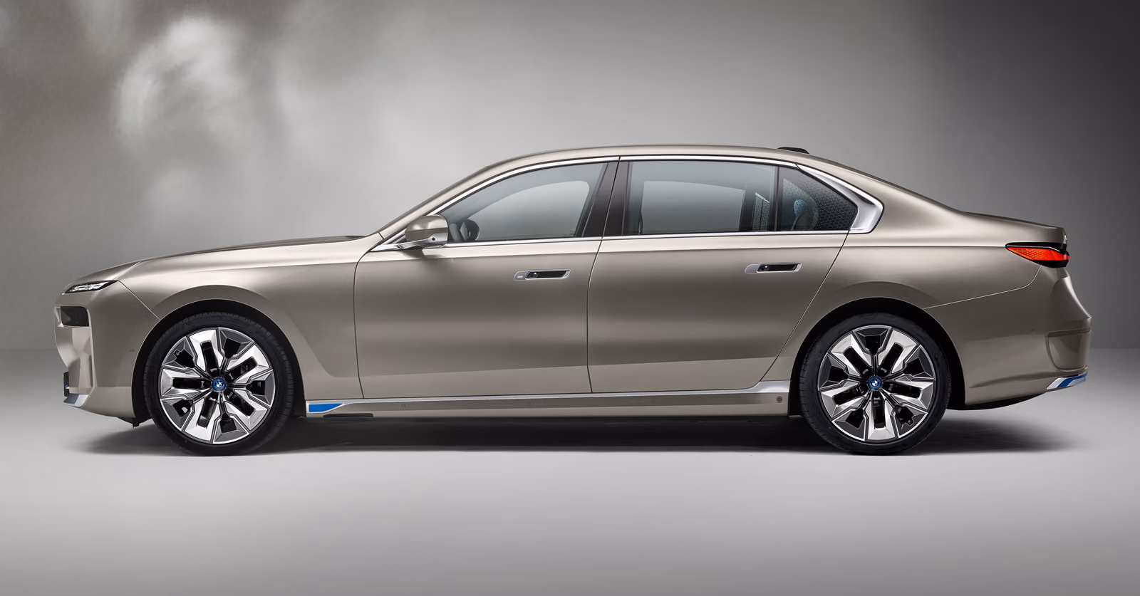 BMW i7 — профиль седана в студии