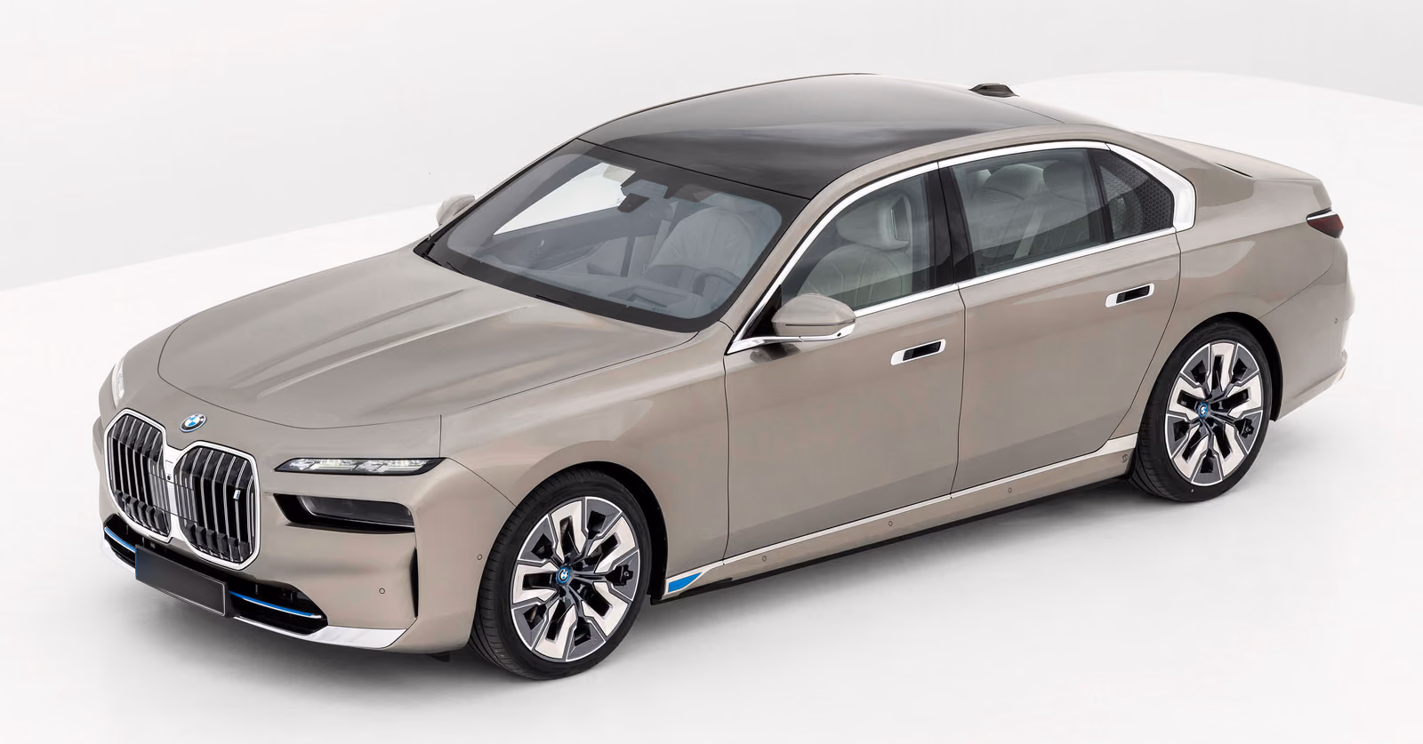 BMW i7 — спереди в три четверти в светлой студии