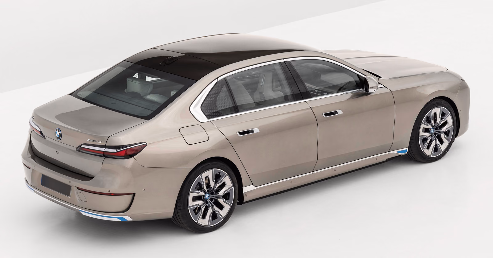 BMW i7 — вид сверху спереди в светлой студии