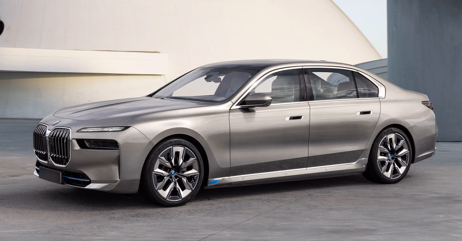 BMW i7 — у здания с бетонным фасадом