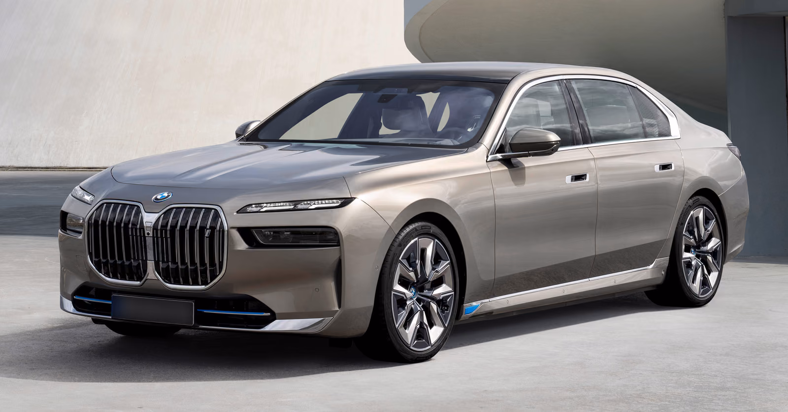BMW i7 — спереди в три четверти у здания