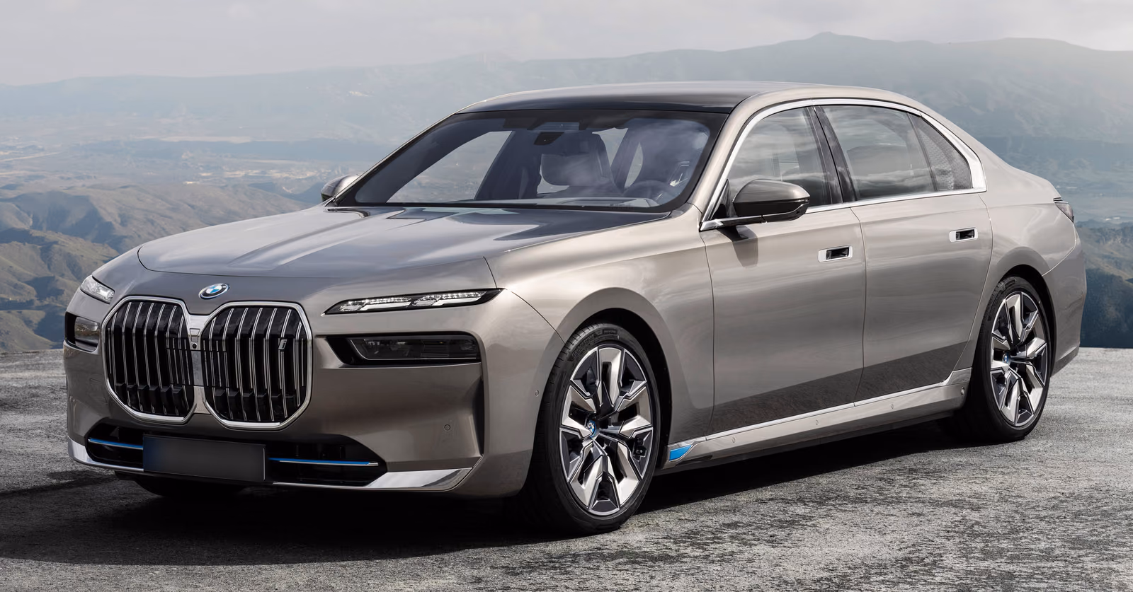 BMW i7 — крупный план спереди на фоне гор