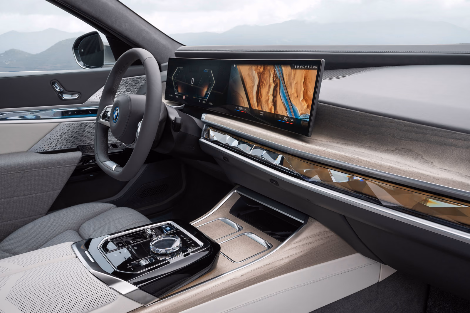 BMW i7 — передняя панель с изогнутым дисплеем