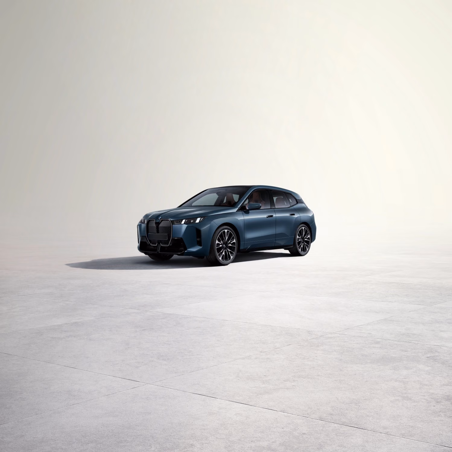 BMW iX xDrive60 — Arctic Race Blue спереди в три четверти