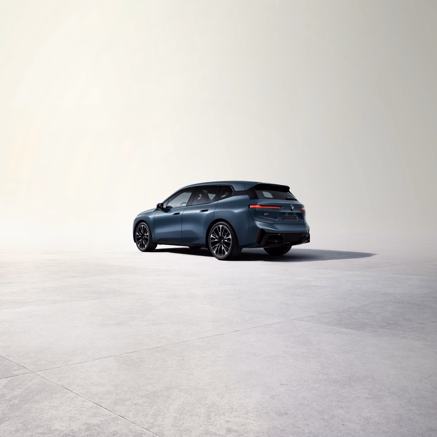 BMW iX xDrive60 — Arctic Race Blue сзади в три четверти