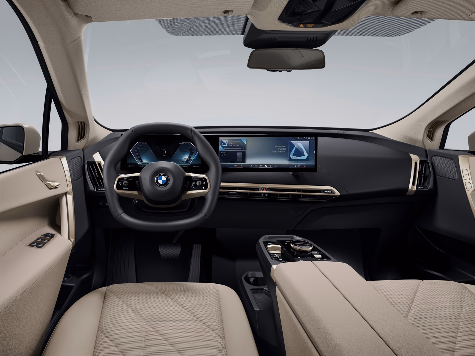 BMW iX xDrive45 — панорама светлого леворульного салона
