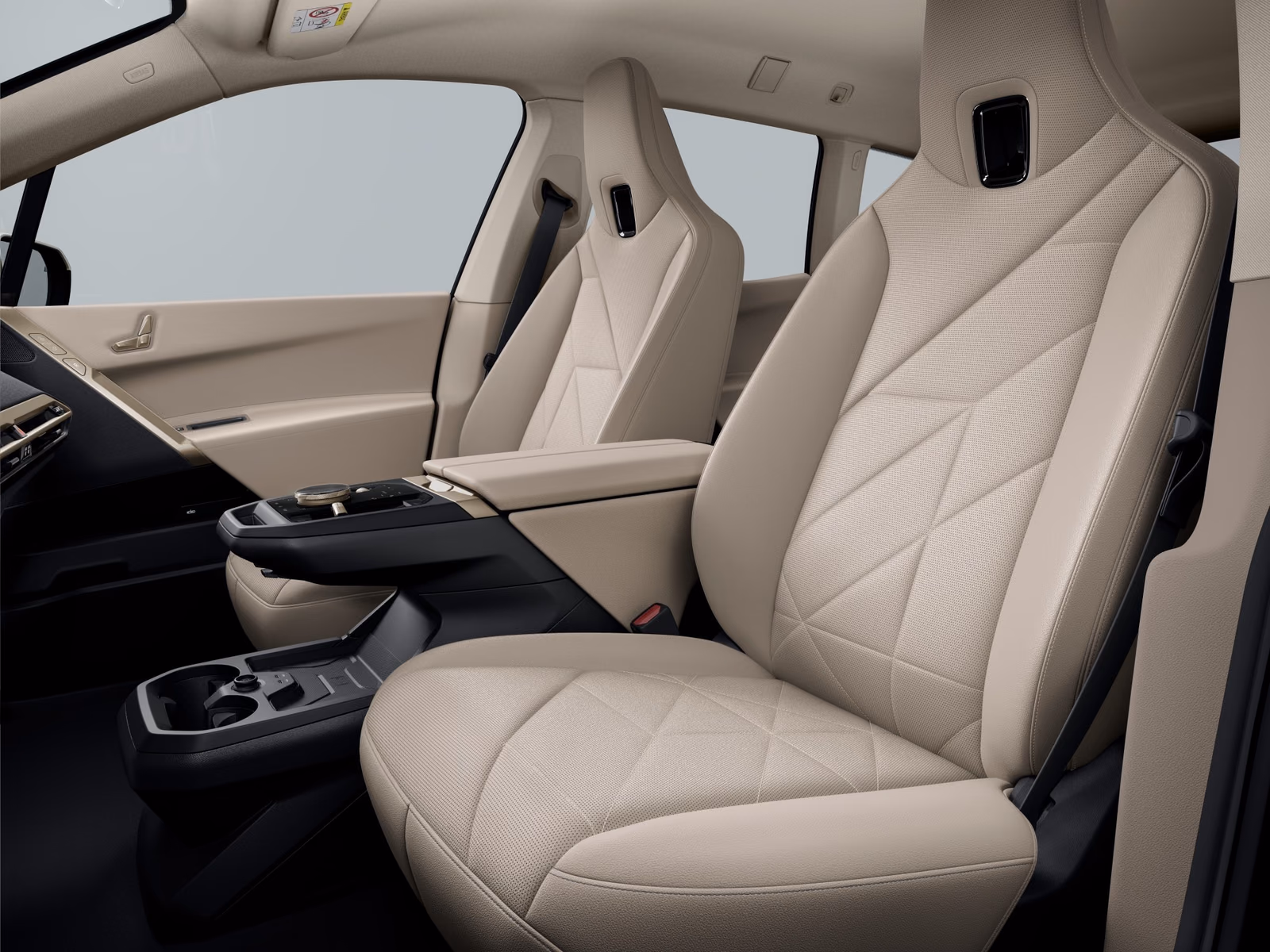 BMW iX xDrive45 — светлые передние кресла
