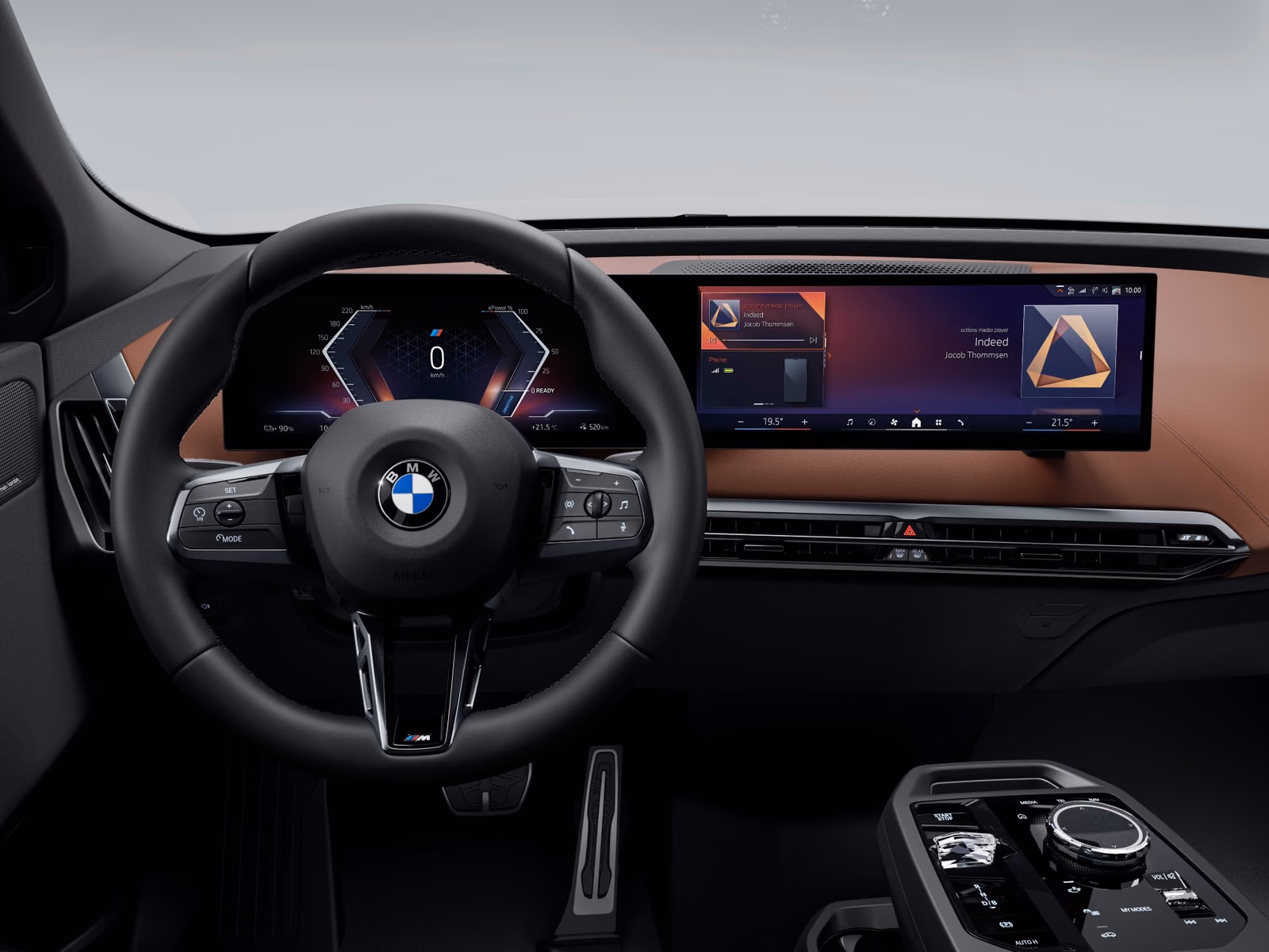 BMW iX xDrive60 — водительское место и BMW Curved Display