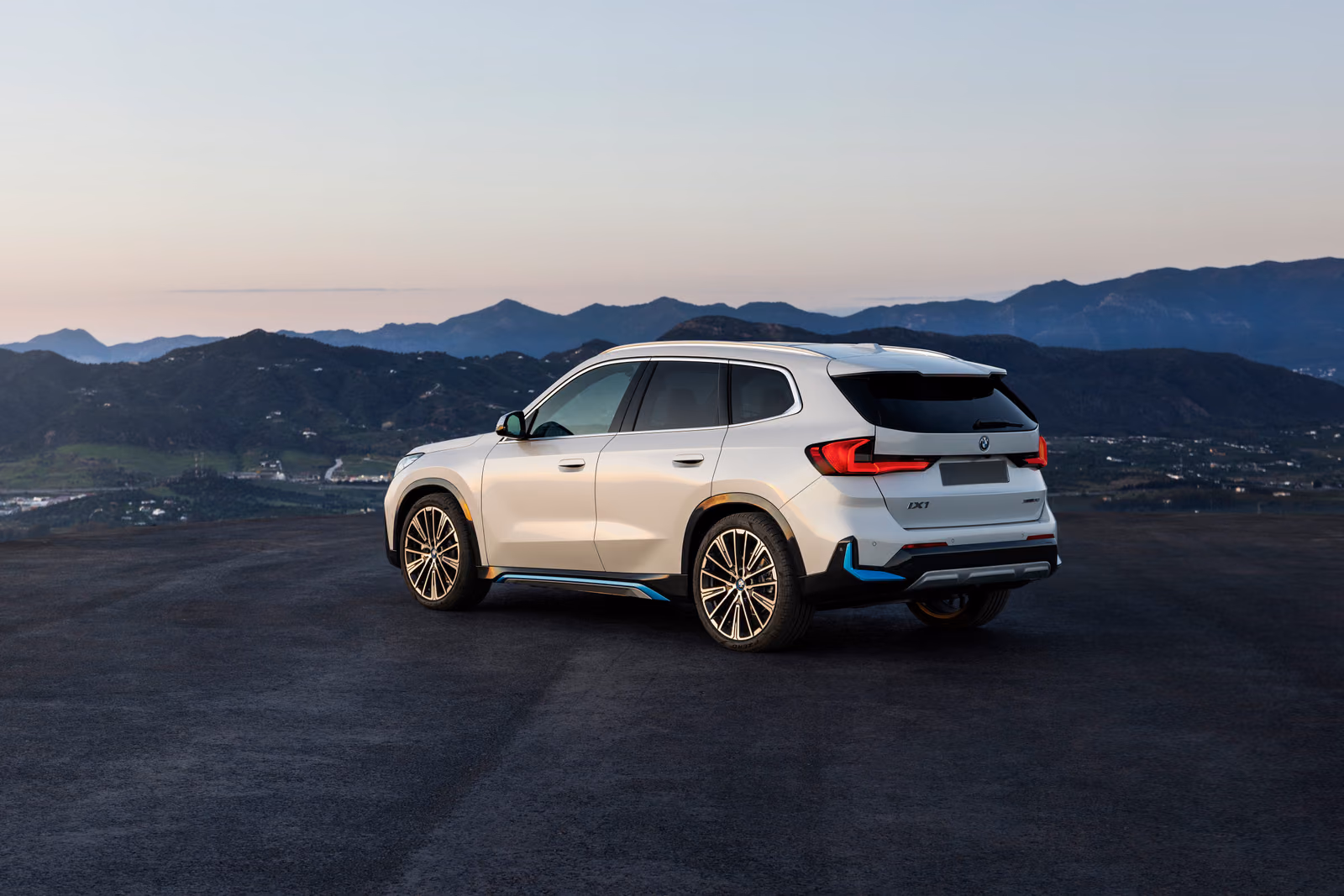 BMW iX1 у горного хребта, вид спереди