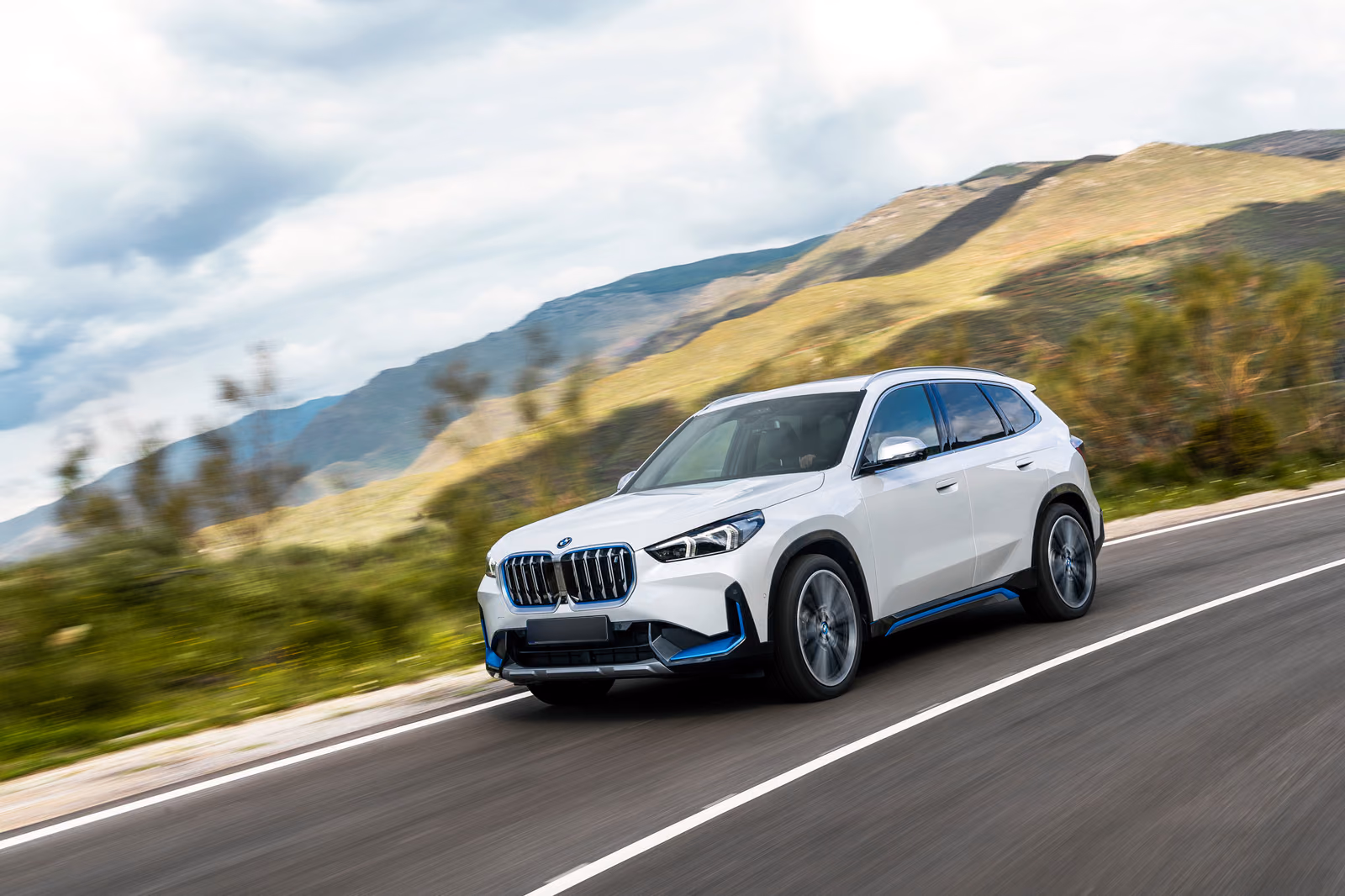 BMW iX1 в динамике на серпантине
