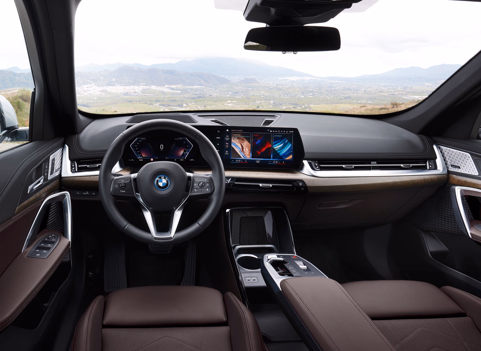Передняя панель BMW iX1 с изогнутым дисплеем