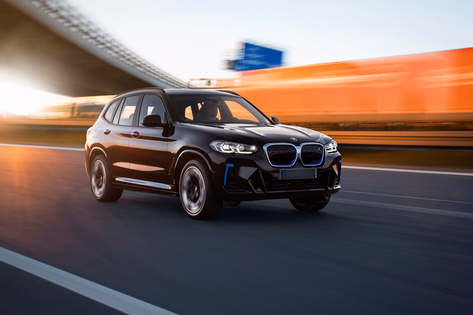BMW iX3 в движении без читаемого номера