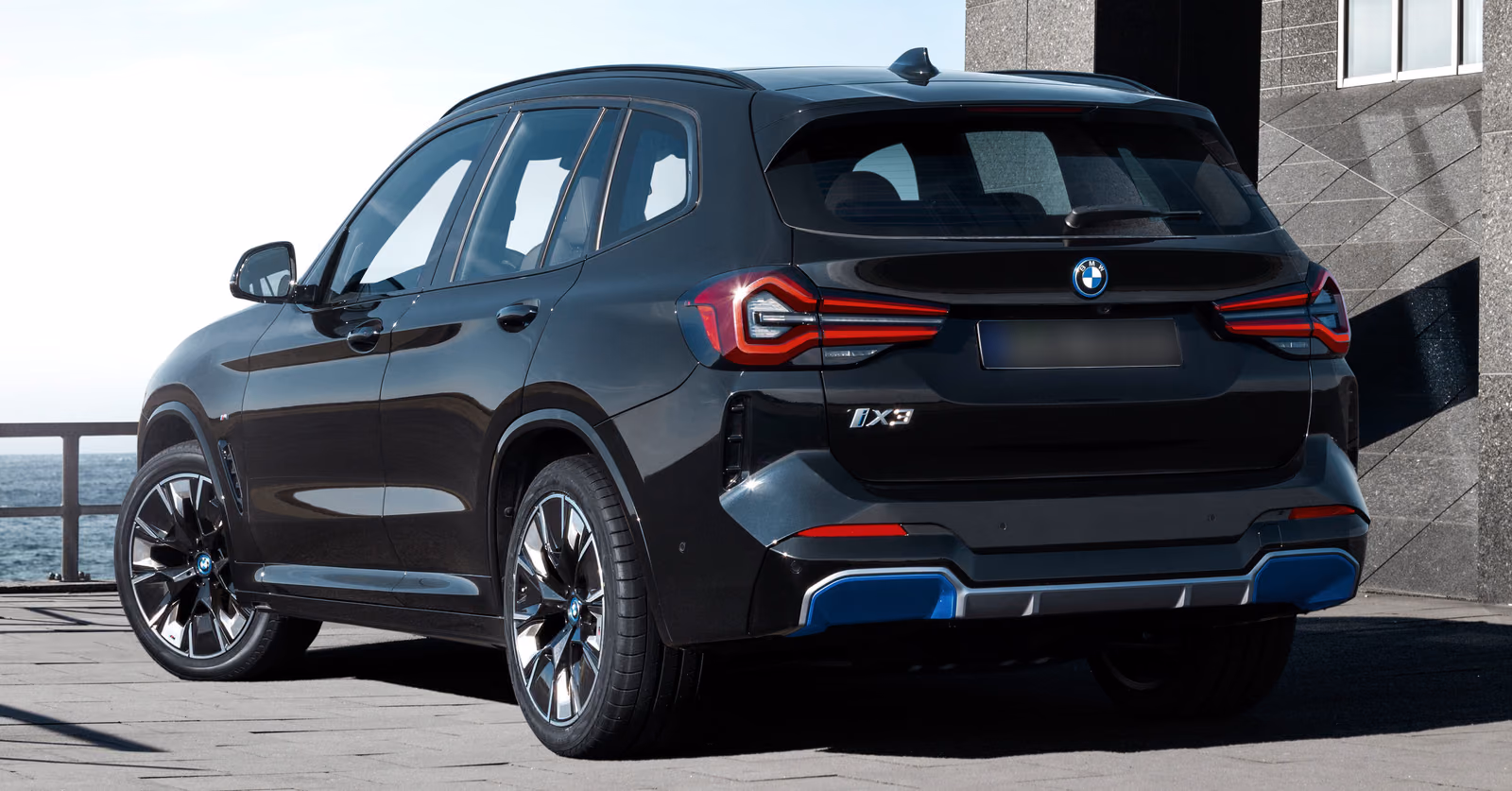 BMW iX3 сзади без читаемого номера