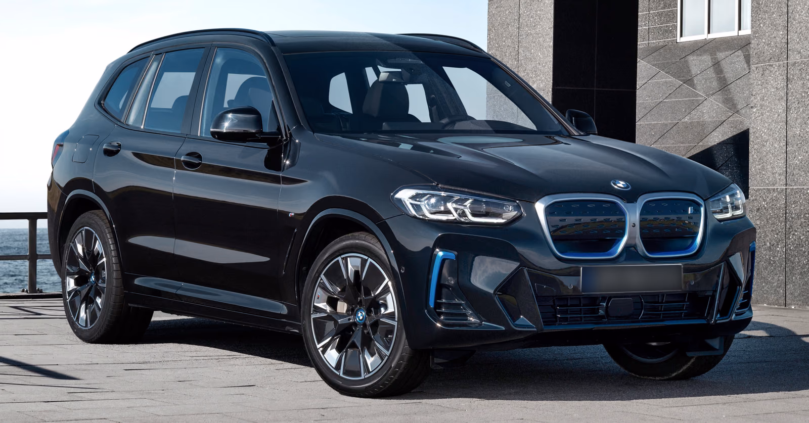 BMW iX3 спереди без читаемого номера