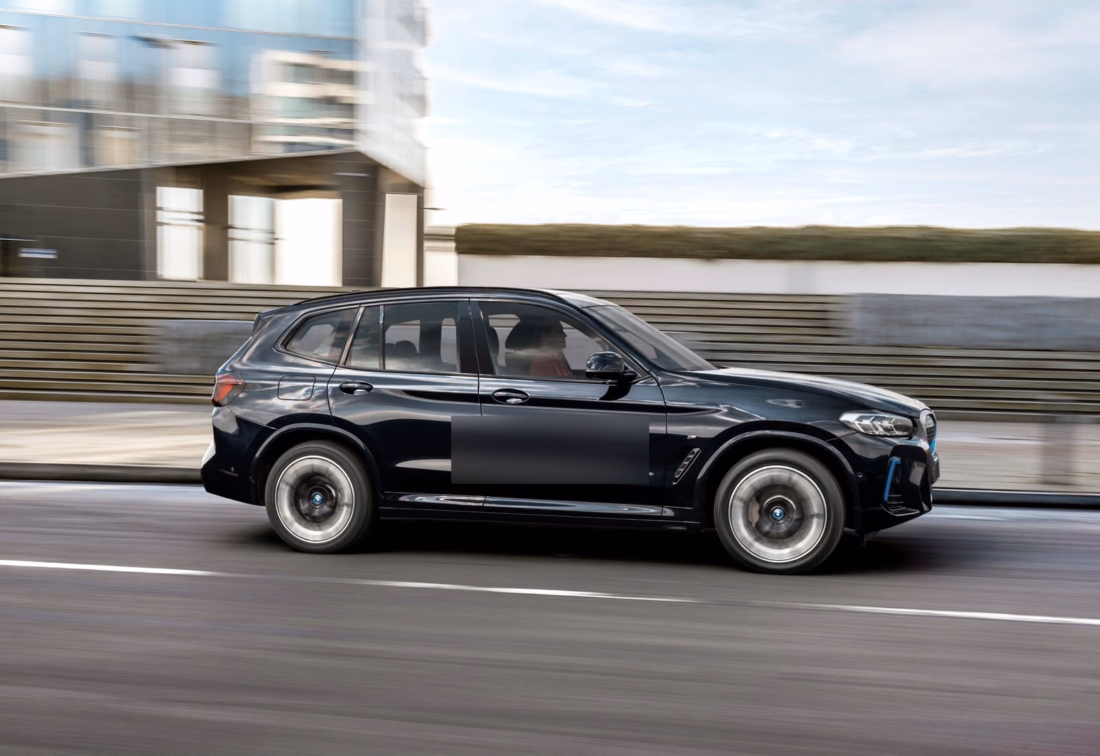 BMW iX3 в профиль без читаемого номера